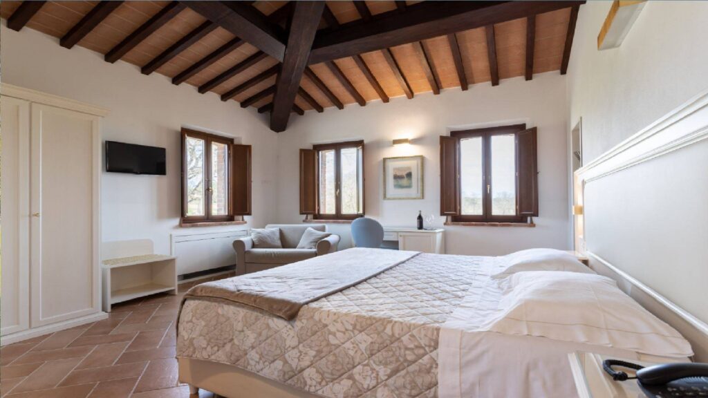 1688-Casale ristrutturato di ampia superficie con piscina e ampio terreno in posizione dominante e panoramica-Chiusi-21 Agenzia Immobiliare ASIP