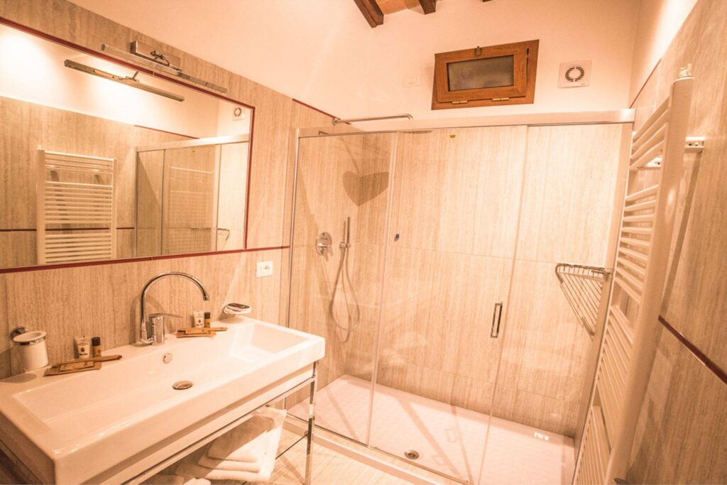 1688-Casale ristrutturato di ampia superficie con piscina e ampio terreno in posizione dominante e panoramica-Chiusi-30 Agenzia Immobiliare ASIP