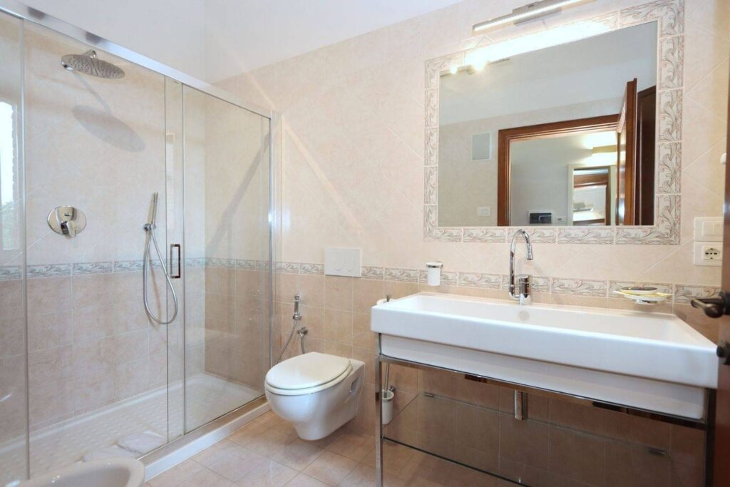 1688-Casale ristrutturato di ampia superficie con piscina e ampio terreno in posizione dominante e panoramica-Chiusi-31 Agenzia Immobiliare ASIP