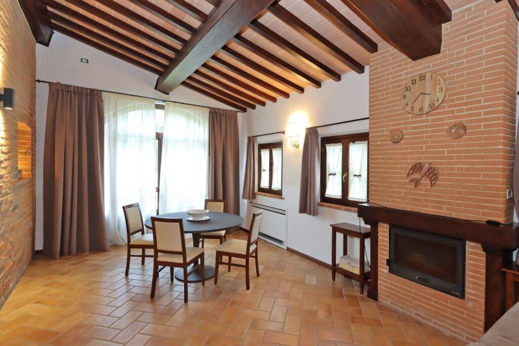 1688-Casale ristrutturato di ampia superficie con piscina e ampio terreno in posizione dominante e panoramica-Chiusi-15 Agenzia Immobiliare ASIP