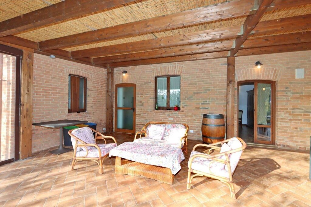 1688-Casale ristrutturato di ampia superficie con piscina e ampio terreno in posizione dominante e panoramica-Chiusi-12 Agenzia Immobiliare ASIP