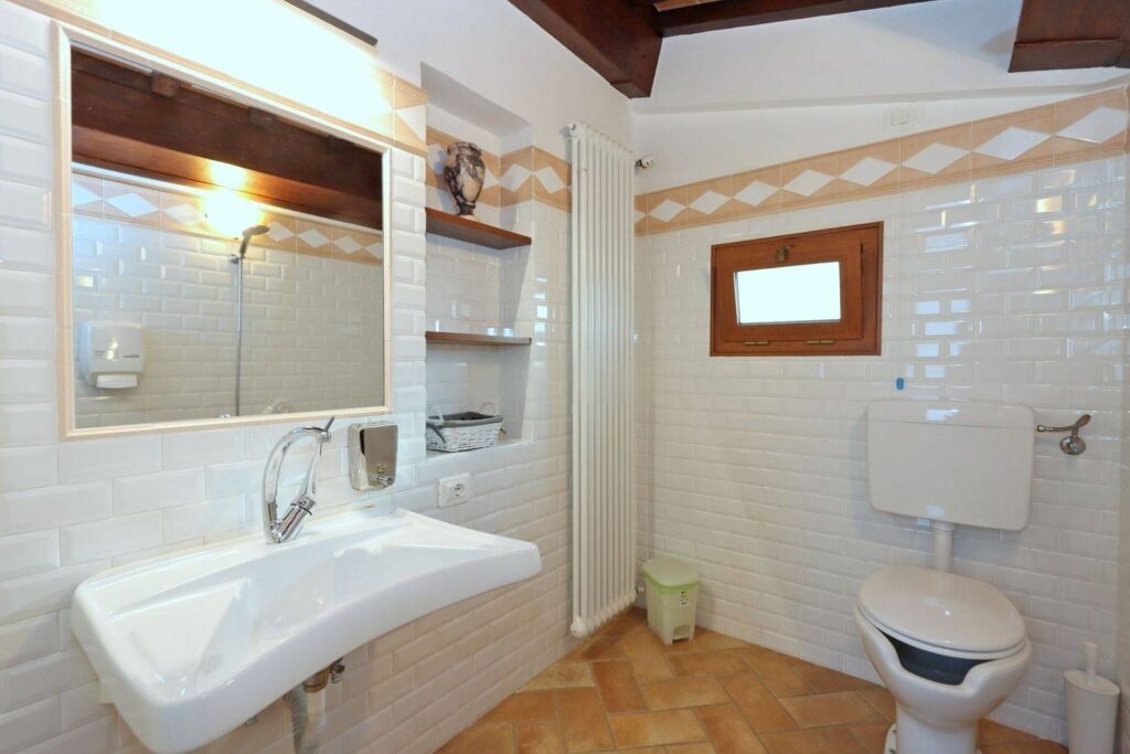 1688-Casale ristrutturato di ampia superficie con piscina e ampio terreno in posizione dominante e panoramica-Chiusi-34 Agenzia Immobiliare ASIP