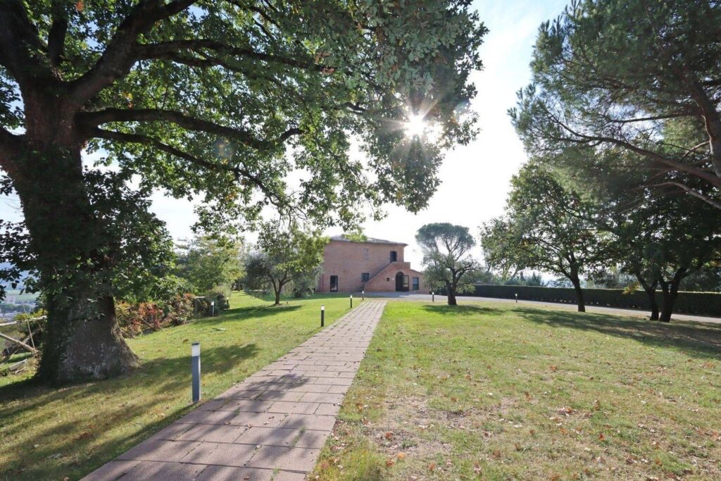 1688-Casale ristrutturato di ampia superficie con piscina e ampio terreno in posizione dominante e panoramica-Chiusi-4 Agenzia Immobiliare ASIP