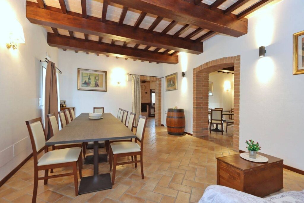 1688-Casale ristrutturato di ampia superficie con piscina e ampio terreno in posizione dominante e panoramica-Chiusi-16 Agenzia Immobiliare ASIP