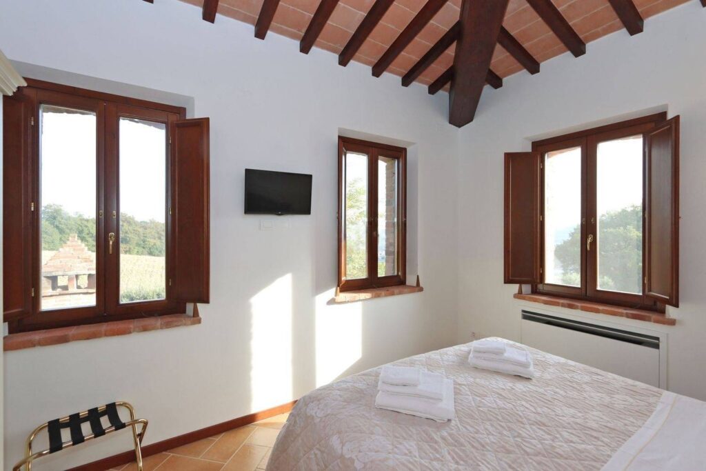 1688-Casale ristrutturato di ampia superficie con piscina e ampio terreno in posizione dominante e panoramica-Chiusi-27 Agenzia Immobiliare ASIP