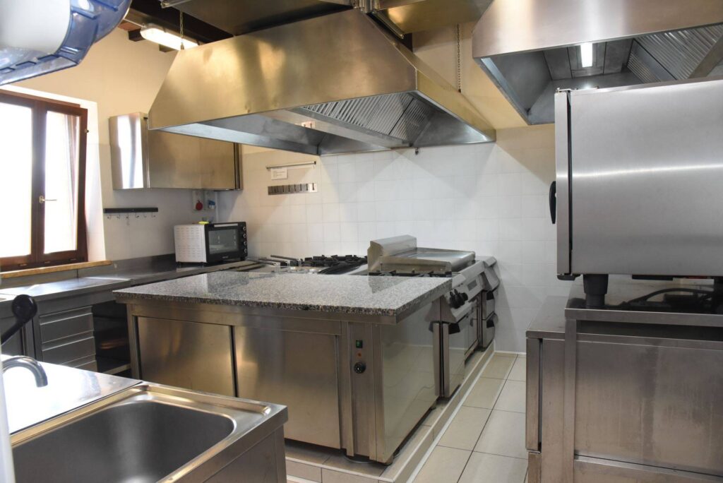 1688-Casale ristrutturato di ampia superficie con piscina e ampio terreno in posizione dominante e panoramica-Chiusi-20 Agenzia Immobiliare ASIP