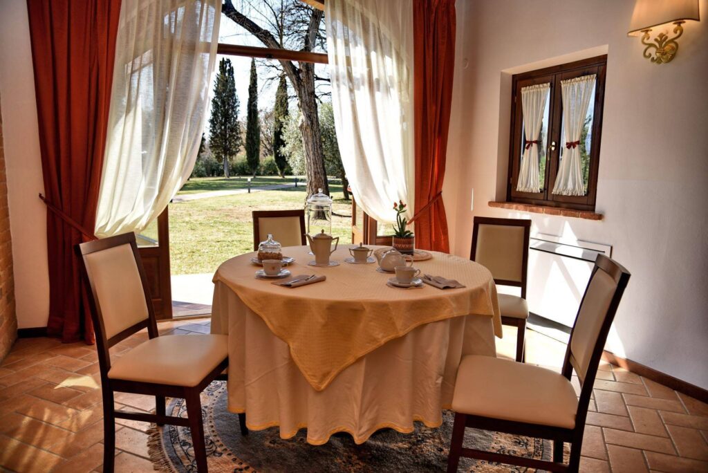 1688-Casale ristrutturato di ampia superficie con piscina e ampio terreno in posizione dominante e panoramica-Chiusi-18 Agenzia Immobiliare ASIP