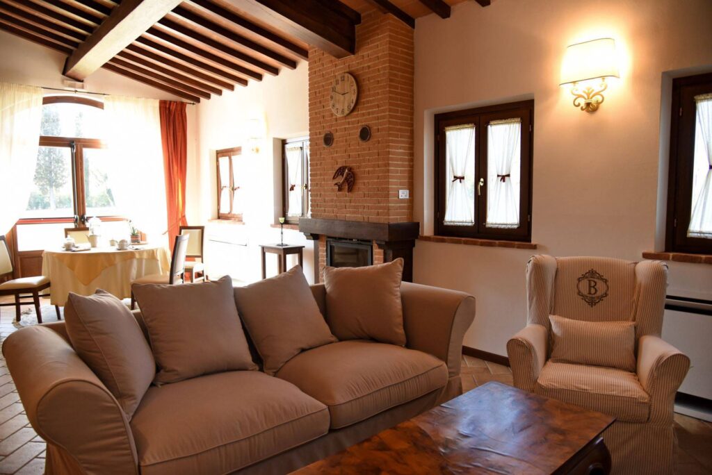 1688-Casale ristrutturato di ampia superficie con piscina e ampio terreno in posizione dominante e panoramica-Chiusi-13 Agenzia Immobiliare ASIP