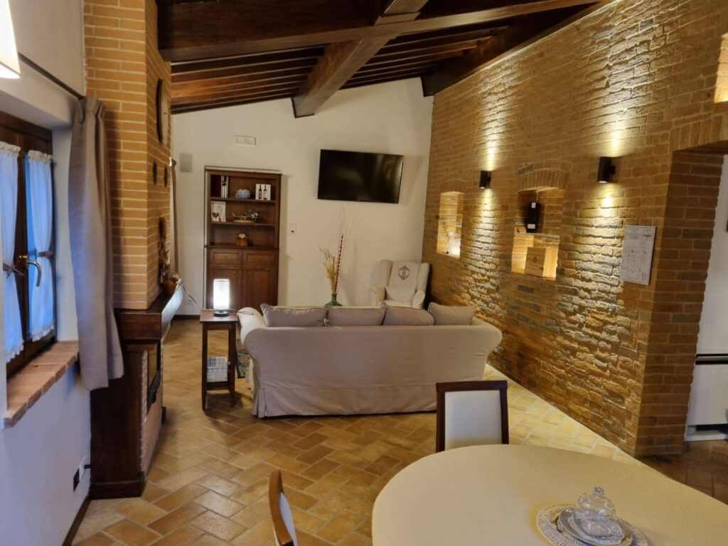 1688-Casale ristrutturato di ampia superficie con piscina e ampio terreno in posizione dominante e panoramica-Chiusi-14 Agenzia Immobiliare ASIP