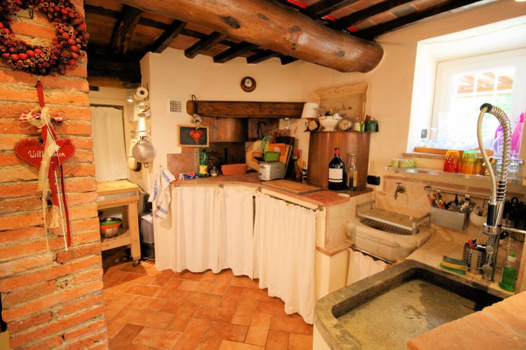 718-Porzione terratetto di rustico bifamiliare con parco e piscina-Lucca-16 Agenzia Immobiliare ASIP