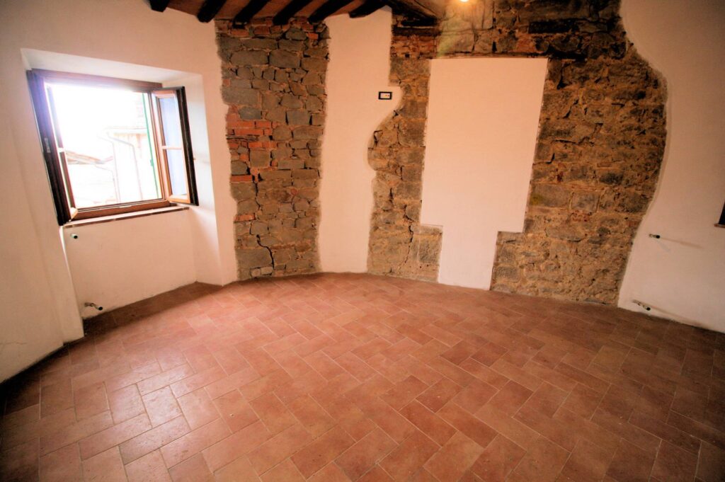 788-Terratetto indipendente completamente ristrutturato in centro storico-Massa e Cozzile-2 Agenzia Immobiliare ASIP