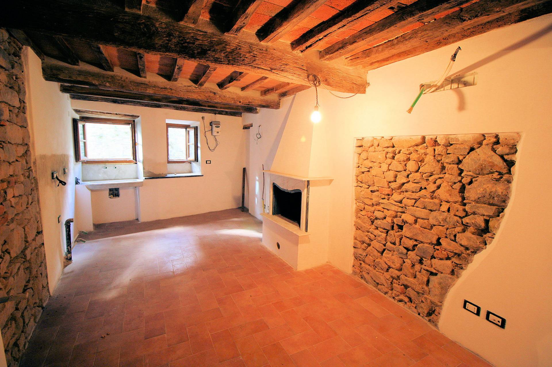 788-Terratetto indipendente completamente ristrutturato in centro storico-Massa e Cozzile-1 Agenzia Immobiliare ASIP