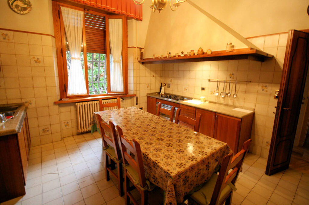 1119-Villa di ampia superficie in zona residenziale-Montecatini-Terme-7 Agenzia Immobiliare ASIP