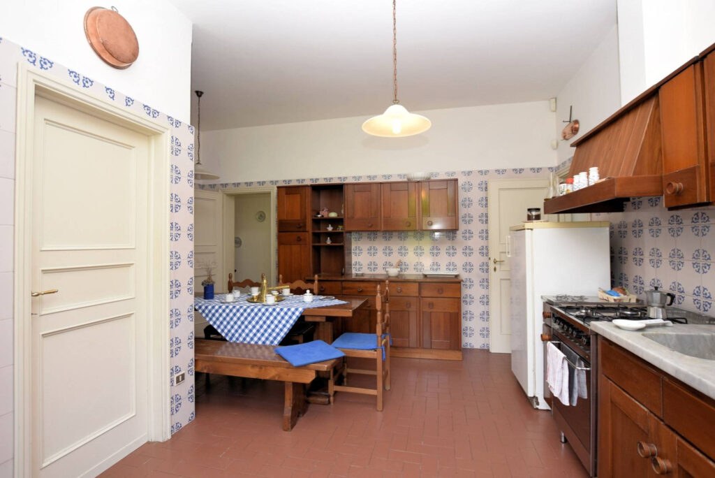 1153-Villa in collina con parco-Camaiore-10 Agenzia Immobiliare ASIP