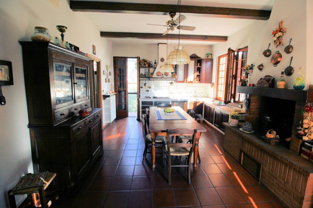 1203-Villa unifamiliare di grande metratura con giardino-Montecatini-Terme-5 Agenzia Immobiliare ASIP