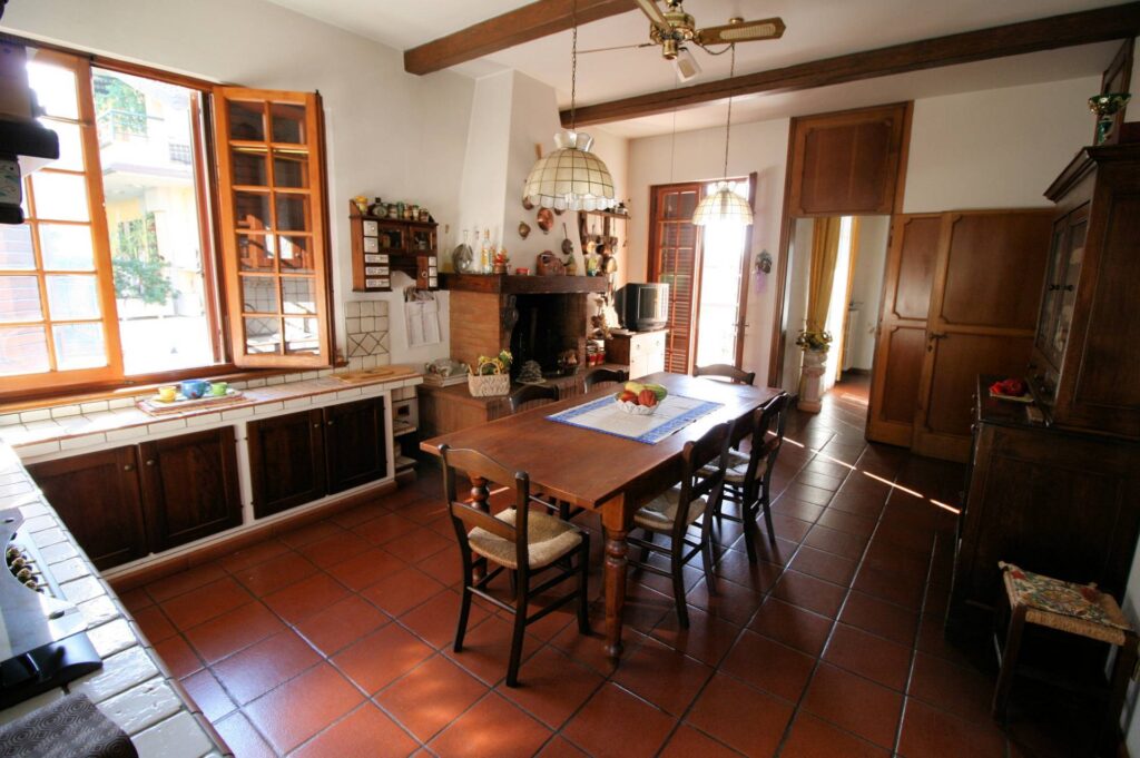 1203-Villa unifamiliare di grande metratura con giardino-Montecatini-Terme-4 Agenzia Immobiliare ASIP