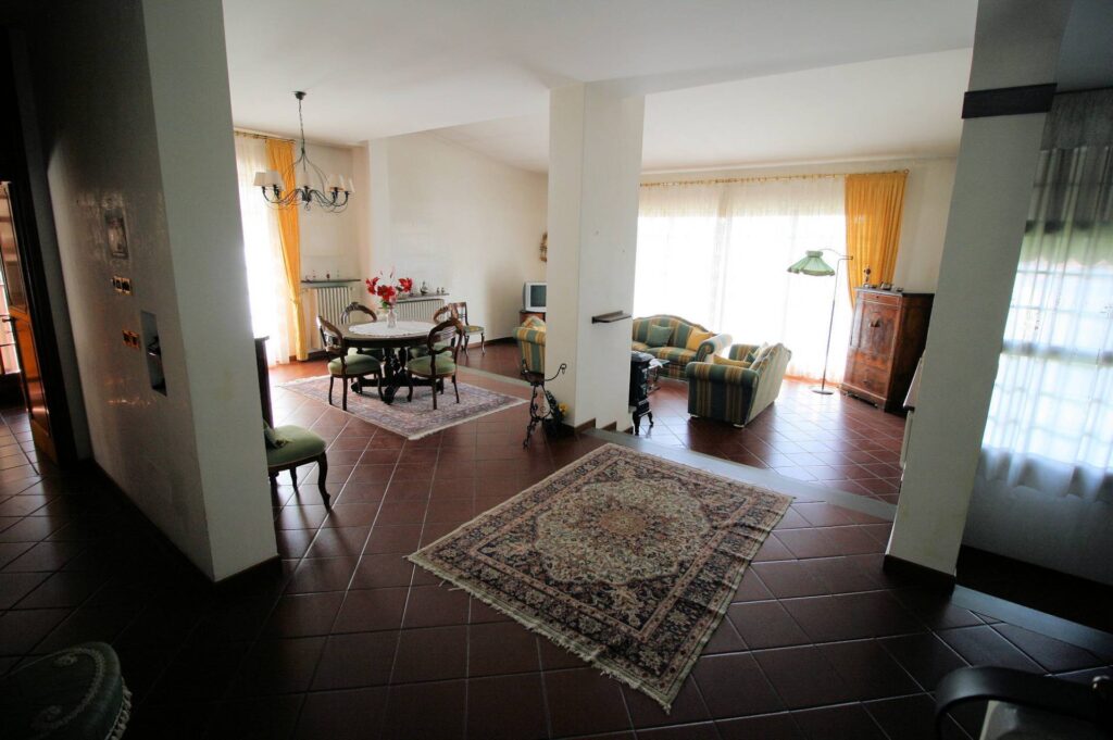 1203-Villa unifamiliare di grande metratura con giardino-Montecatini-Terme-3 Agenzia Immobiliare ASIP