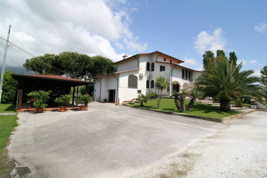 1248-Villa prestigiosa con parco e piscina-Pietrasanta-6 Agenzia Immobiliare ASIP