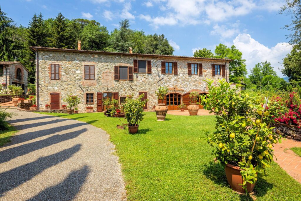 1339-Stupenda tenuta con parco piscina campo da tennis  sulle colline Lucchesi-Lucca-9 Agenzia Immobiliare ASIP