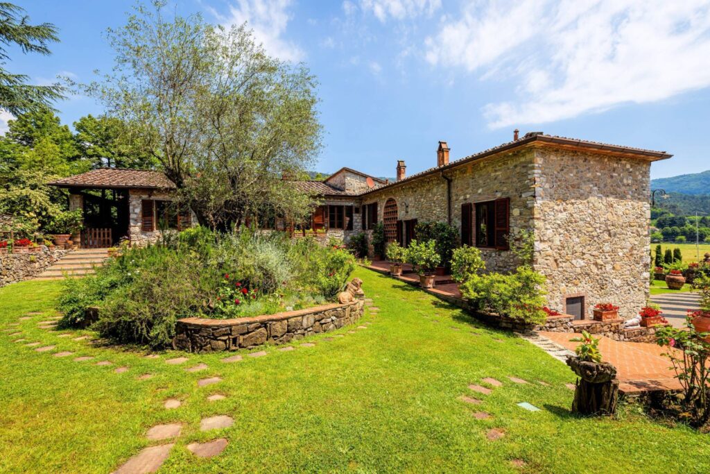 1339-Stupenda tenuta con parco piscina campo da tennis  sulle colline Lucchesi-Lucca-8 Agenzia Immobiliare ASIP