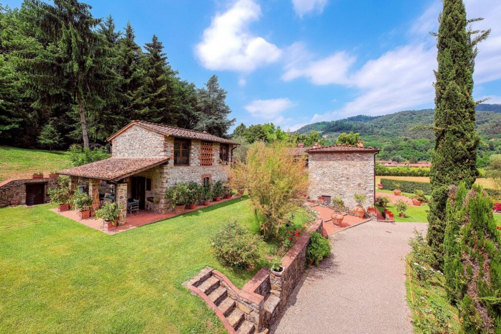 1339-Stupenda tenuta con parco piscina campo da tennis  sulle colline Lucchesi-Lucca-6 Agenzia Immobiliare ASIP