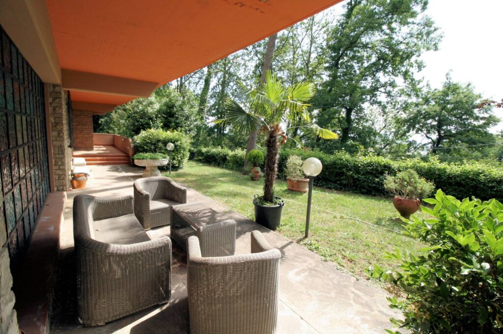 1346-Villa unifamiliare di ampia superficie con giardino-Montemurlo-6 Agenzia Immobiliare ASIP
