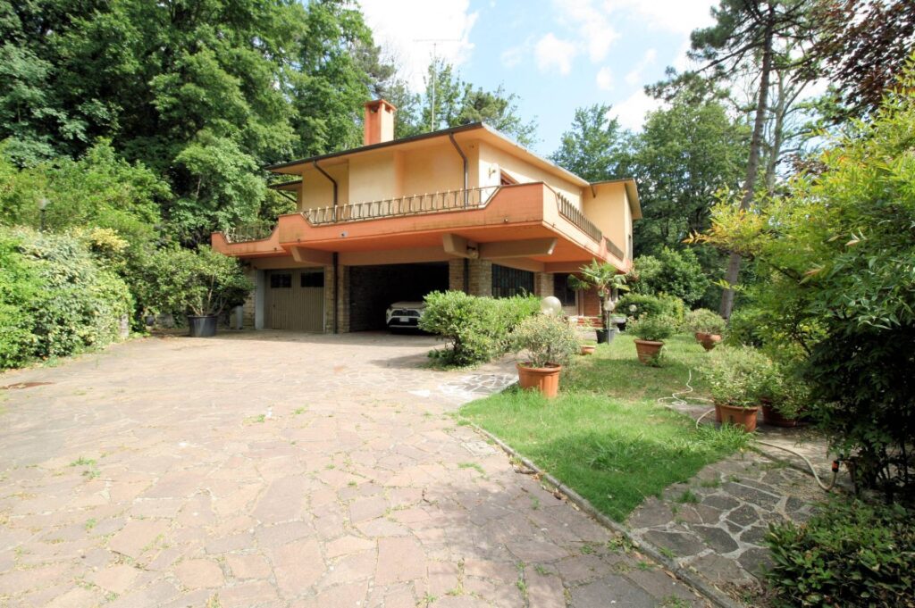 1346-Villa unifamiliare di ampia superficie con giardino-Montemurlo-5 Agenzia Immobiliare ASIP