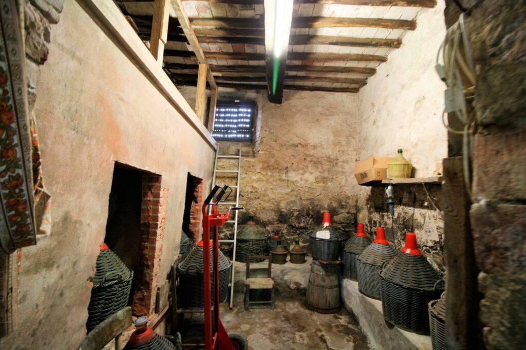 1377-Casa colonica con annessi e terreno in posizione panoramica-Loro Ciuffenna-17 Agenzia Immobiliare ASIP