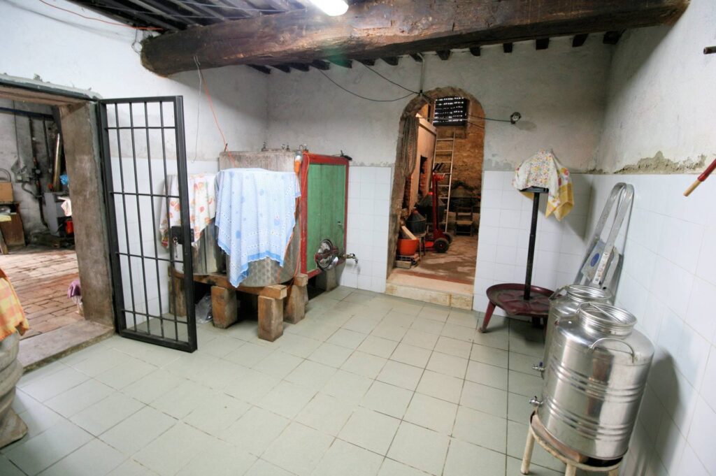 1377-Casa colonica con annessi e terreno in posizione panoramica-Loro Ciuffenna-14 Agenzia Immobiliare ASIP
