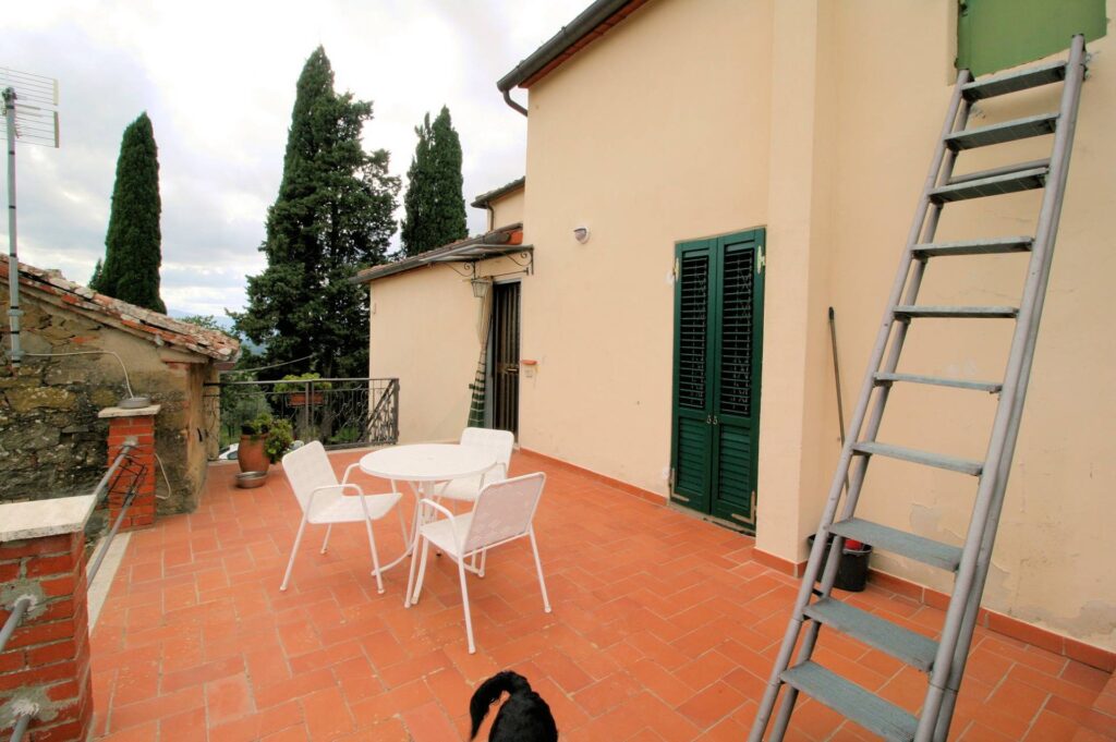 1377-Casa colonica con annessi e terreno in posizione panoramica-Loro Ciuffenna-4 Agenzia Immobiliare ASIP