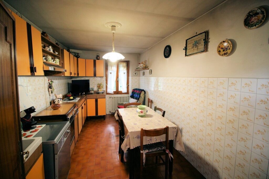 1377-Casa colonica con annessi e terreno in posizione panoramica-Loro Ciuffenna-9 Agenzia Immobiliare ASIP