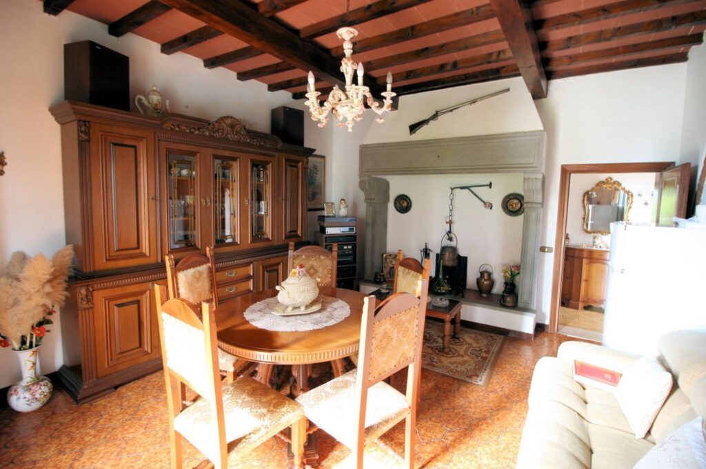 1377-Casa colonica con annessi e terreno in posizione panoramica-Loro Ciuffenna-8 Agenzia Immobiliare ASIP