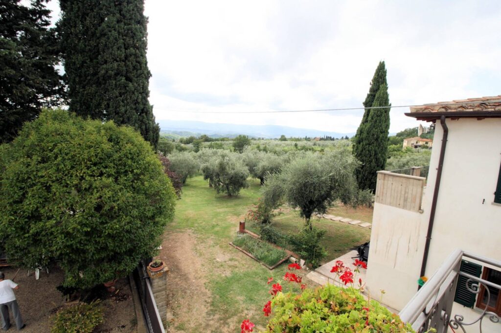 1377-Casa colonica con annessi e terreno in posizione panoramica-Loro Ciuffenna-6 Agenzia Immobiliare ASIP