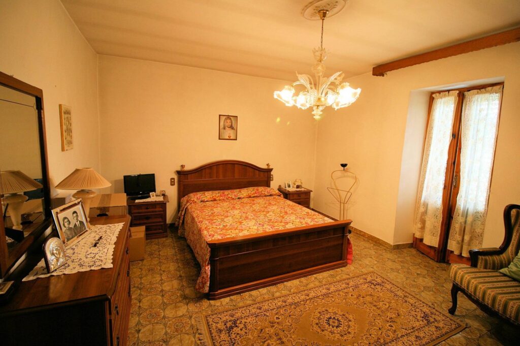 1377-Casa colonica con annessi e terreno in posizione panoramica-Loro Ciuffenna-11 Agenzia Immobiliare ASIP