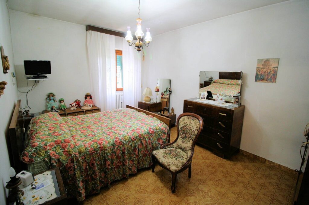 1377-Casa colonica con annessi e terreno in posizione panoramica-Loro Ciuffenna-12 Agenzia Immobiliare ASIP