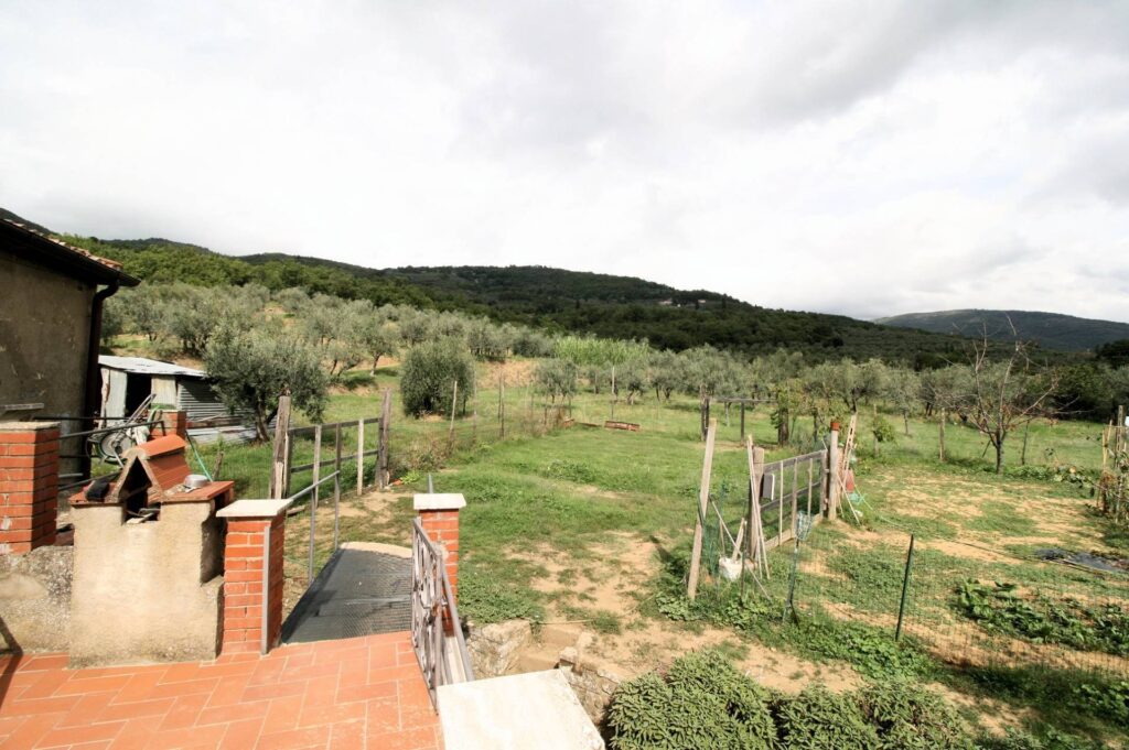 1377-Casa colonica con annessi e terreno in posizione panoramica-Loro Ciuffenna-7 Agenzia Immobiliare ASIP