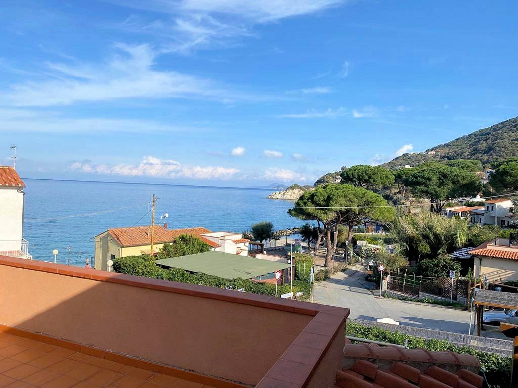 1404-Bel complesso immobiliare suddiviso in cinque appartamenti a 50 metri dal mare-Marciana-1 Agenzia Immobiliare ASIP