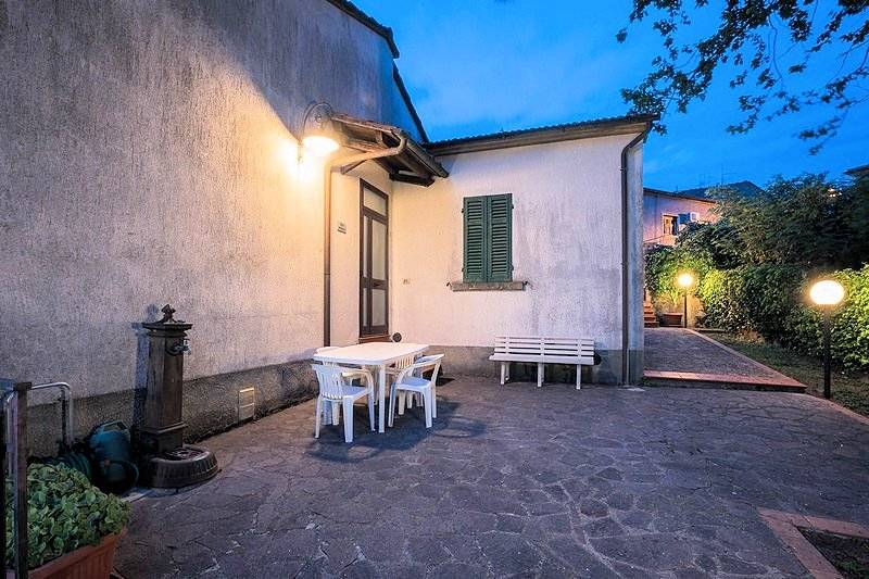1421-Bella villetta libera su quattro lati con giardino in posizione centrale-Roccastrada-1 Agenzia Immobiliare ASIP