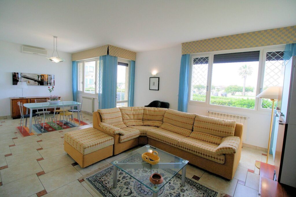 1429-Appartamento ristrutturato di ampia superficie fronte mare con garage-Viareggio-1 Agenzia Immobiliare ASIP