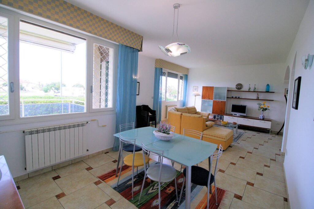 1429-Appartamento ristrutturato di ampia superficie fronte mare con garage-Viareggio-4 Agenzia Immobiliare ASIP