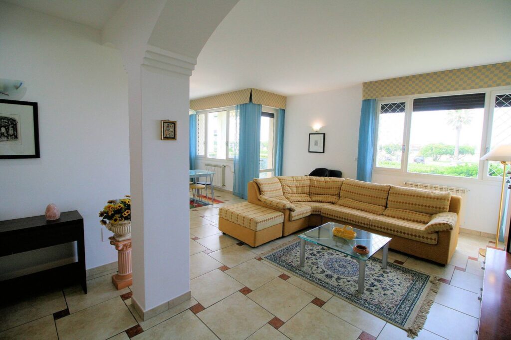 1429-Appartamento ristrutturato di ampia superficie fronte mare con garage-Viareggio-5 Agenzia Immobiliare ASIP