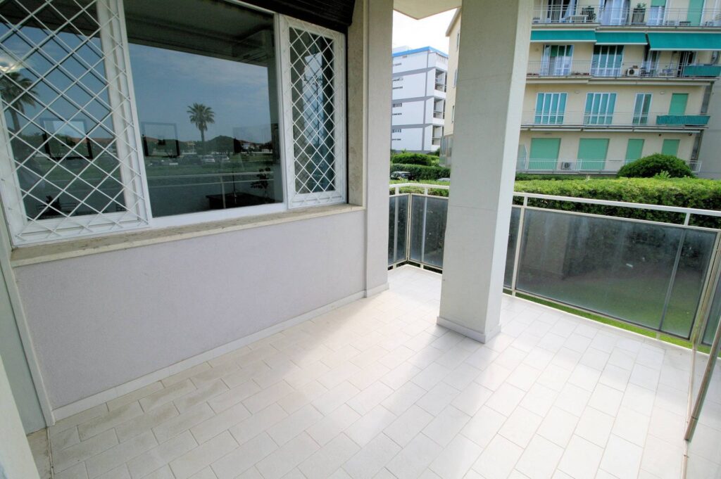 1429-Appartamento ristrutturato di ampia superficie fronte mare con garage-Viareggio-2 Agenzia Immobiliare ASIP