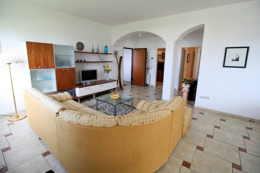 1429-Appartamento ristrutturato di ampia superficie fronte mare con garage-Viareggio-3 Agenzia Immobiliare ASIP