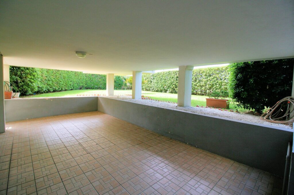 1429-Appartamento ristrutturato di ampia superficie fronte mare con garage-Viareggio-16 Agenzia Immobiliare ASIP