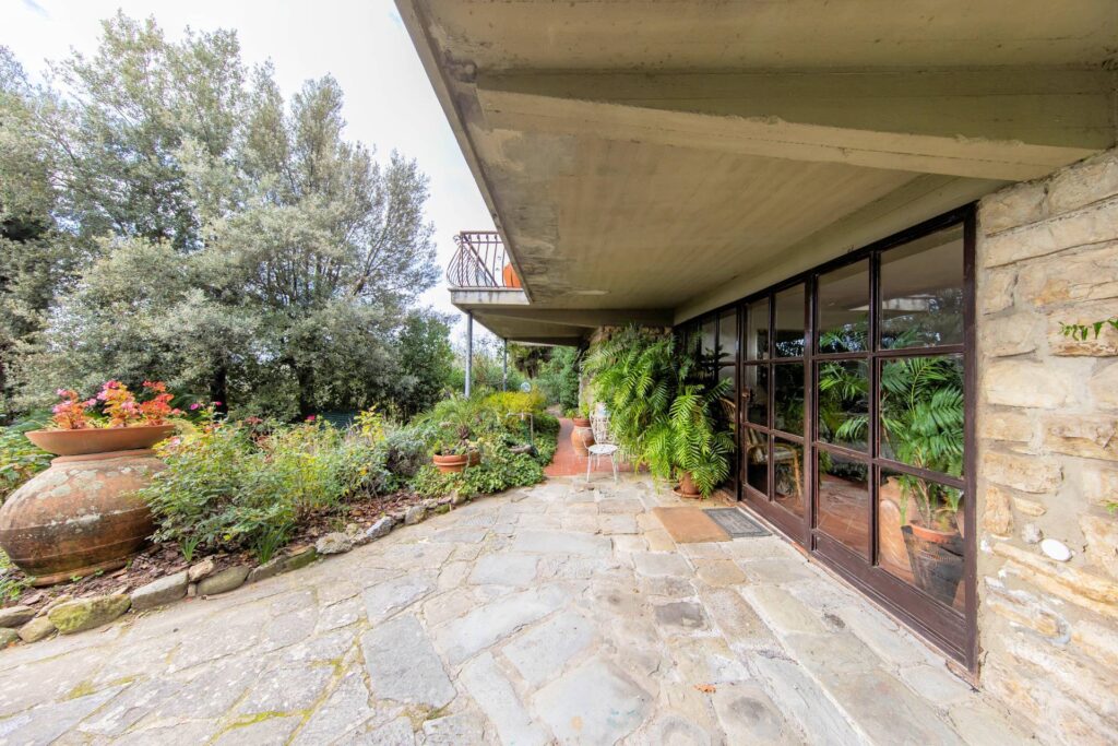 1450-Villa di ampia superficie in posizione panoramica con giardino-Pescia-2 Agenzia Immobiliare ASIP