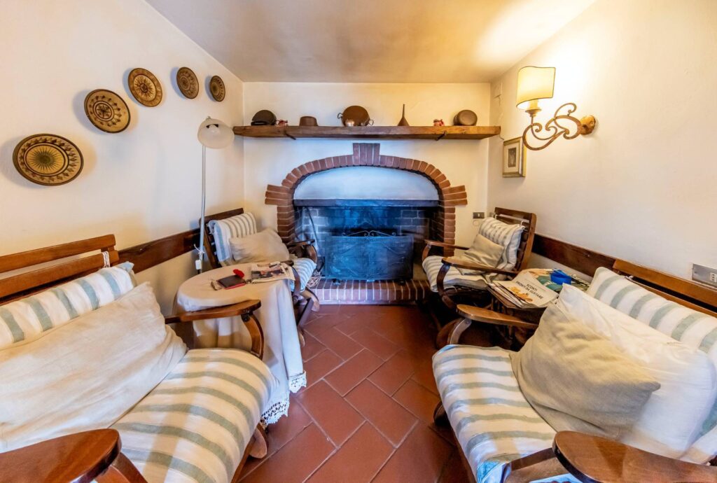 1450-Villa di ampia superficie in posizione panoramica con giardino-Pescia-6 Agenzia Immobiliare ASIP