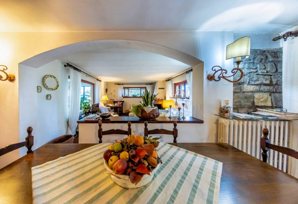 1450-Villa di ampia superficie in posizione panoramica con giardino-Pescia-7 Agenzia Immobiliare ASIP