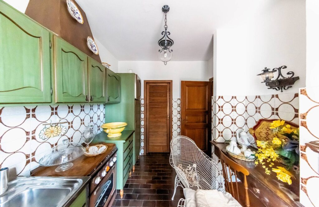 1450-Villa di ampia superficie in posizione panoramica con giardino-Pescia-12 Agenzia Immobiliare ASIP