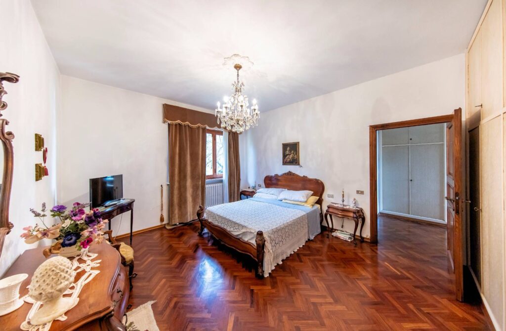 1450-Villa di ampia superficie in posizione panoramica con giardino-Pescia-13 Agenzia Immobiliare ASIP