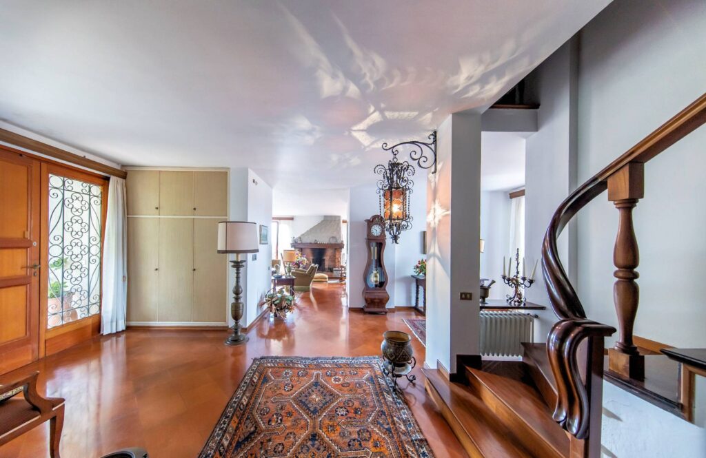 1450-Villa di ampia superficie in posizione panoramica con giardino-Pescia-11 Agenzia Immobiliare ASIP